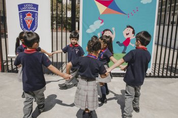 Alcaldesa Evelyn Matthei da bienvenida a las primeras alumnas que ingresan al Liceo Lastarria