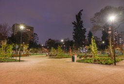 Instalación de luminarias peatonales con telegestión para plazas de la comuna