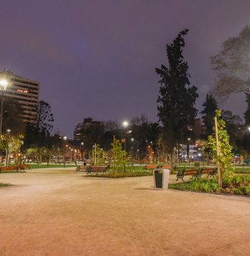 Instalación de luminarias peatonales con telegestión para plazas de la comuna