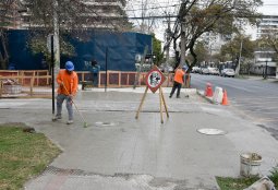 Mantención de veredas continuas en distintos puntos de la comuna