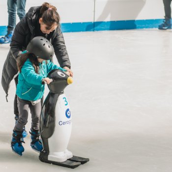 ¡Ven a disfrutar la pista de hielo del Parque Bustamante!