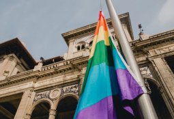 Izamiento de las Banderas de la diversidad LGBT Y TRANS