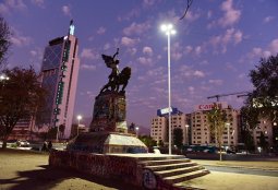 Plaza Baquedano vuelve a estar iluminada