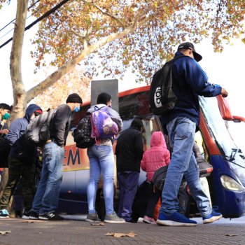 Municipio traslada a albergues a venezolanos que acampaban fuera de su embajada