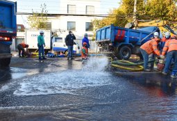 Rotura de matriz de agua potable genera corte en Eliodoro Yáñez con Los Leones