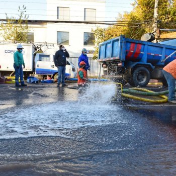 Rotura de matriz de agua potable genera corte en Eliodoro Yáñez con Los Leones