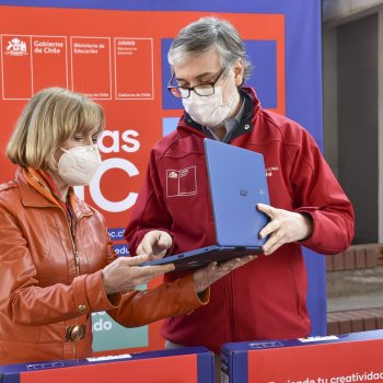 Alcaldesa Matthei y Director de JUNAEB participaron en la entrega de más de 1.000 computadores a alumnos