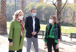 Alcaldesa Matthei y Primera Dama recorrieron espacios para adultos mayores en Parque Inés de Suárez