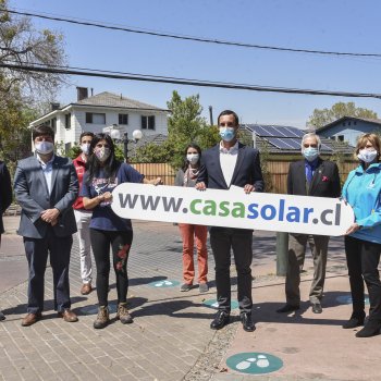 Ministro de Energía y Alcaldesa Matthei lanzan innovadora iniciativa para instalar sistemas solares en viviendas