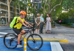 Vecinos de Providencia tienen una nueva y moderna ciclovía por Avda. Suecia