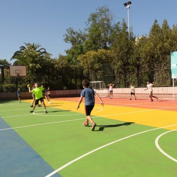 Participa de las actividades deportivas para niños y adolescentes en el Parque Inés de Suárez