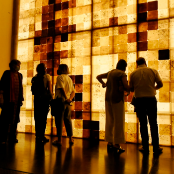 Monumental vitral elaborado con cera de abeja se expone en antigua capilla de Montecarmelo