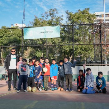 Participa de los talleres Handbol y Tenis de Mesa en el Parque Inés de Suárez durante julio y agosto