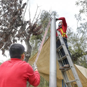 Comenzó la instalación de toldos para zonas infantiles en parques y plazas