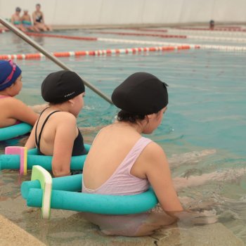 “Sanos y Felices”: Más de 300 estudiantes comenzaron sus clases de natación