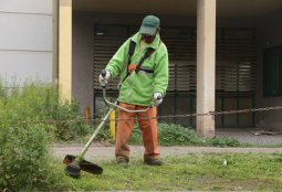 Equipos de Aseo iniciaron el desmalezado en diferentes sectores de la comuna