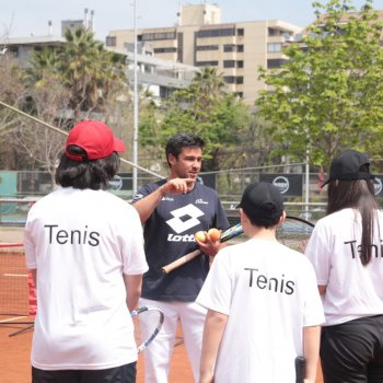 Alumnos de colegios municipales de Cerro Navia podrán practicar tenis en Providencia
