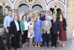 Concejo Municipal rebautiza como Patricio Aylwin plaza ubicada frente al parque Inés de Suárez