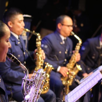 Retiro de invitaciones para el concierto de la Big Band de la FACH en el Teatro Oriente