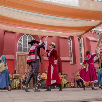 Artesanías, música en vivo y circo gratis en la parrilla dieciochera de Providencia