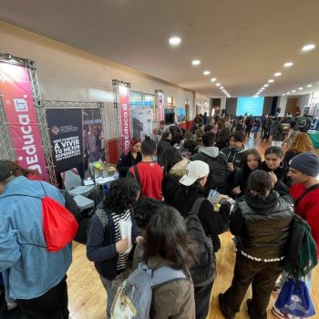 Másiva asistenta de alumnos a Feria Educa de La Tercera en Providencia