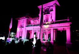 Palacio Falabella fue iluminado de rosa para dar inicio al Mes de la Concientización del Cáncer de Mama