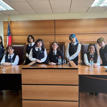 Estudiantes del Liceo N°7 son tricampeones en Torneo de Debate de la Universidad Central