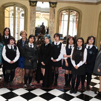 Alcaldesa compartió con alumnas del Liceo 7 que salieron triunfadoras en torneo de Debate