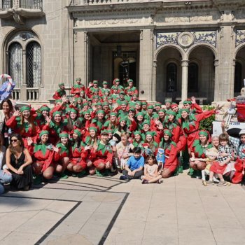 Alcaldesa Matthei da el vamos a caravana que repartirá regalos a niños de Providencia