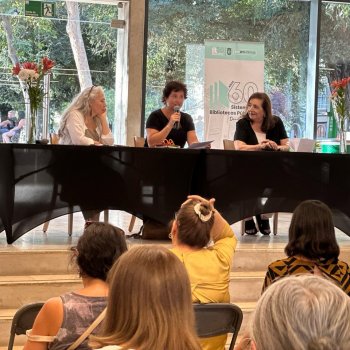 Vecinas y vecinos del Parque Bustamante conmemoran el día de la mujer con literatura