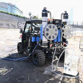 Alcaldesa Matthei conoció moderno vehículo que purifica el agua del río Mapocho