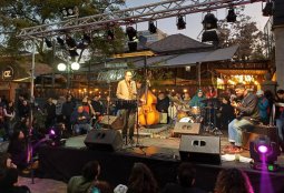 Música, luces y regalos de Navidad: Barrio Italia celebra Jazz Night con horario extendido de atención