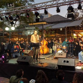 Música, luces y regalos de Navidad: Barrio Italia celebra Jazz Night con horario extendido de atención
