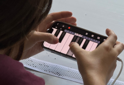 Exposición Cajitas: cuando el azar se vuelve melodía