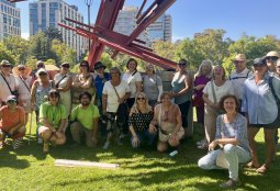 Arte, encuentro y movimiento: vecinos mayores disfrutaron nueva Caminata Patrimonial +60