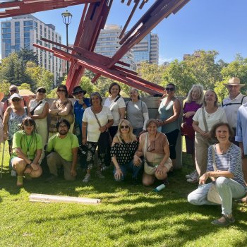 Arte, encuentro y movimiento: vecinos mayores disfrutaron nueva Caminata Patrimonial +60