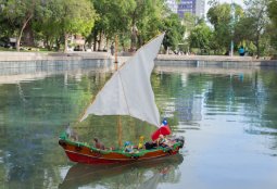 Barcos en miniatura vuelven a navegar en la pileta del Parque Bustamante