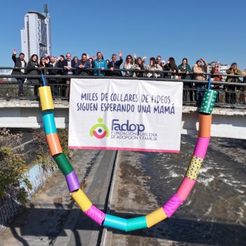 Con un collar de fideos gigante, Providencia y Fadop visibilizan a niños que esperan una familia en Chile
