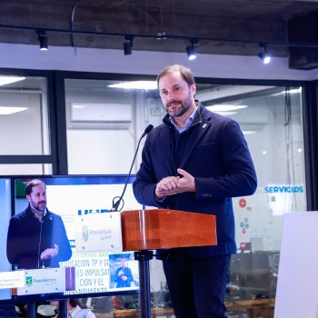 Red Chilena de HUBs Municipales y Santo Tomás sellan alianza para potenciar la innovación en los territorios